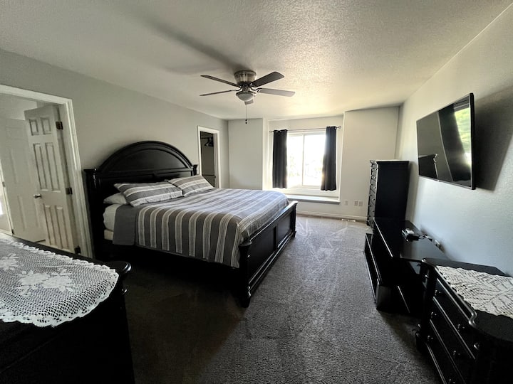 Დიდი ზომის საწოლი. ჯეკისა და ჯილის სააბაზანო და საძინებელი 3.