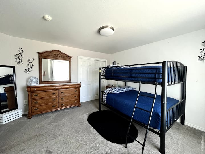 Ორსართულიანი საწოლების სრული ზომა - შესაძლებელია მაქსიმუმ 4 ადამიანის დაძინება.
Აერთიანებს ჯეკისა და ჯილის სააბაზანოს საძინებელთან 2.