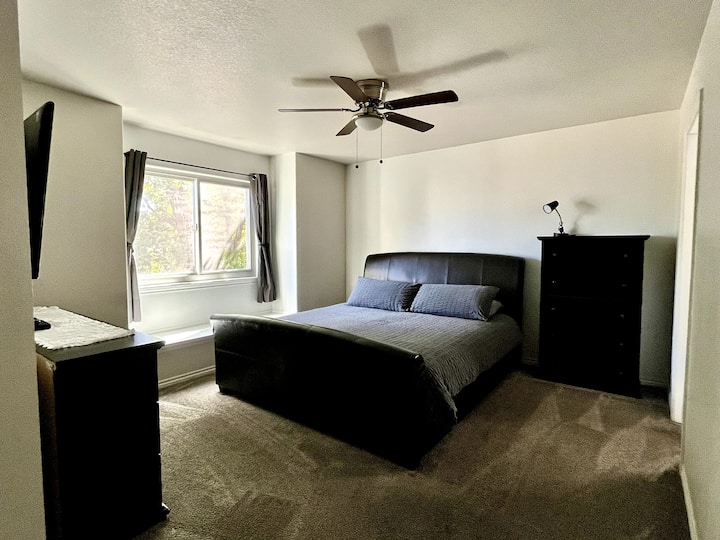 Დიდი ზომის საწოლი მიმაგრებული აბაზანა-ტუალეტით.