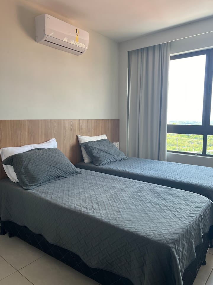 Dhomë me ajër të kondicionuar, dy krevate tek + 1 krevat dopio, dritë LED në kokë, dollap rrobash dhe perde të zeza.