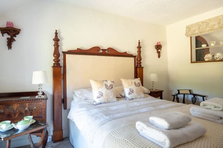 Lovely double bedroom.  Chest of drawers, two wardrobes and dressing table
