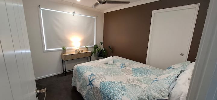 标准双人床卧室，可容纳一张婴儿床或子母床