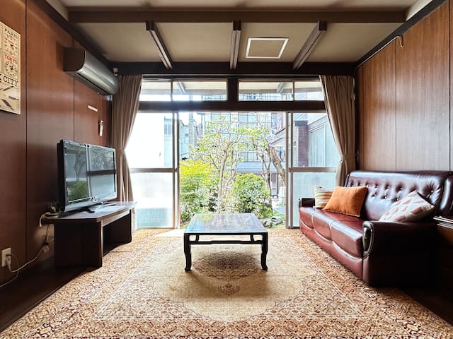 Modern Japanese house w/ garden