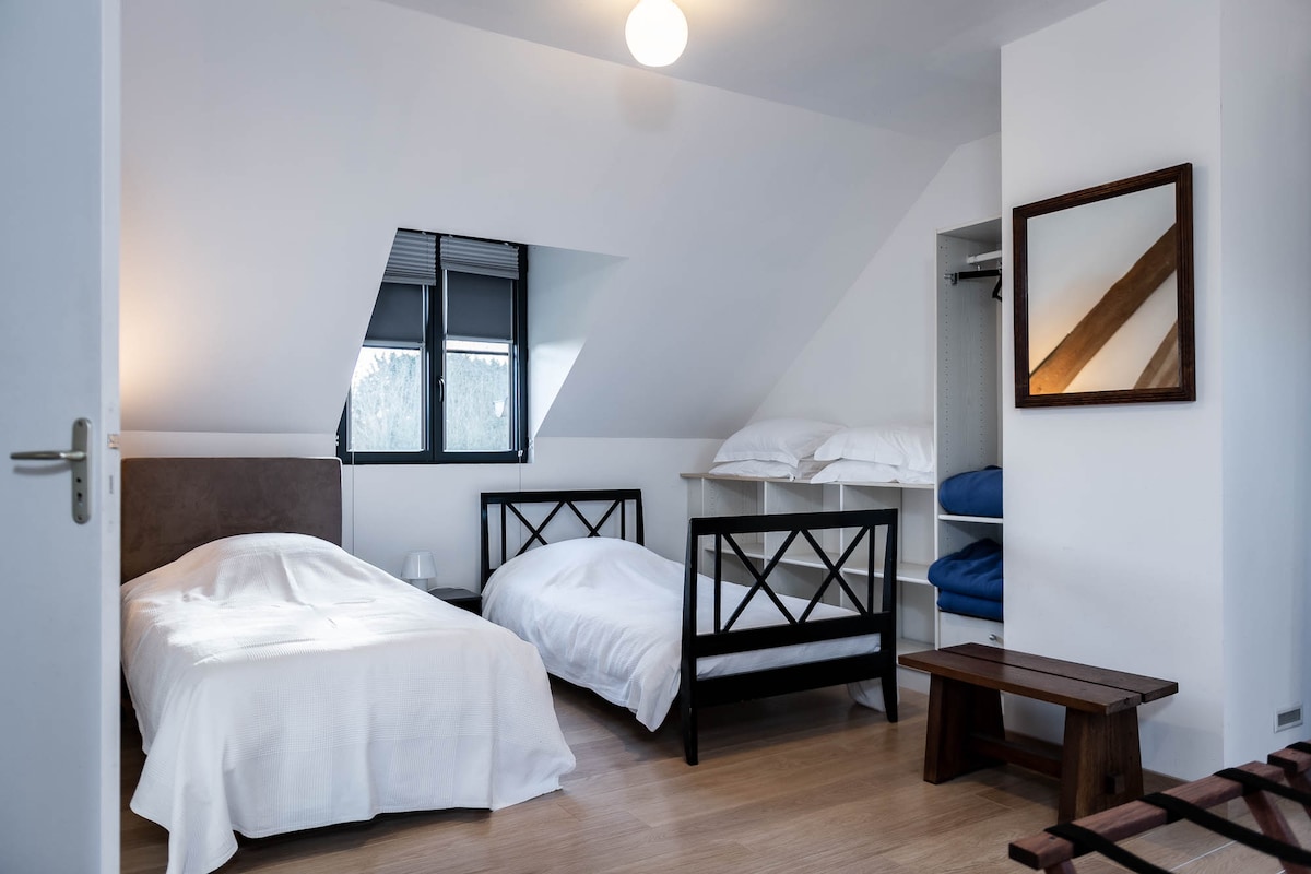 На горния етаж, спалня 3 с балкон: 1 двойно легло + 2 единични легла