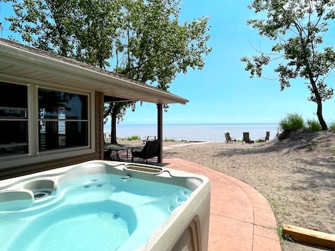 Lakeside Cottage w/ Hot Tub & Indoor fireplace