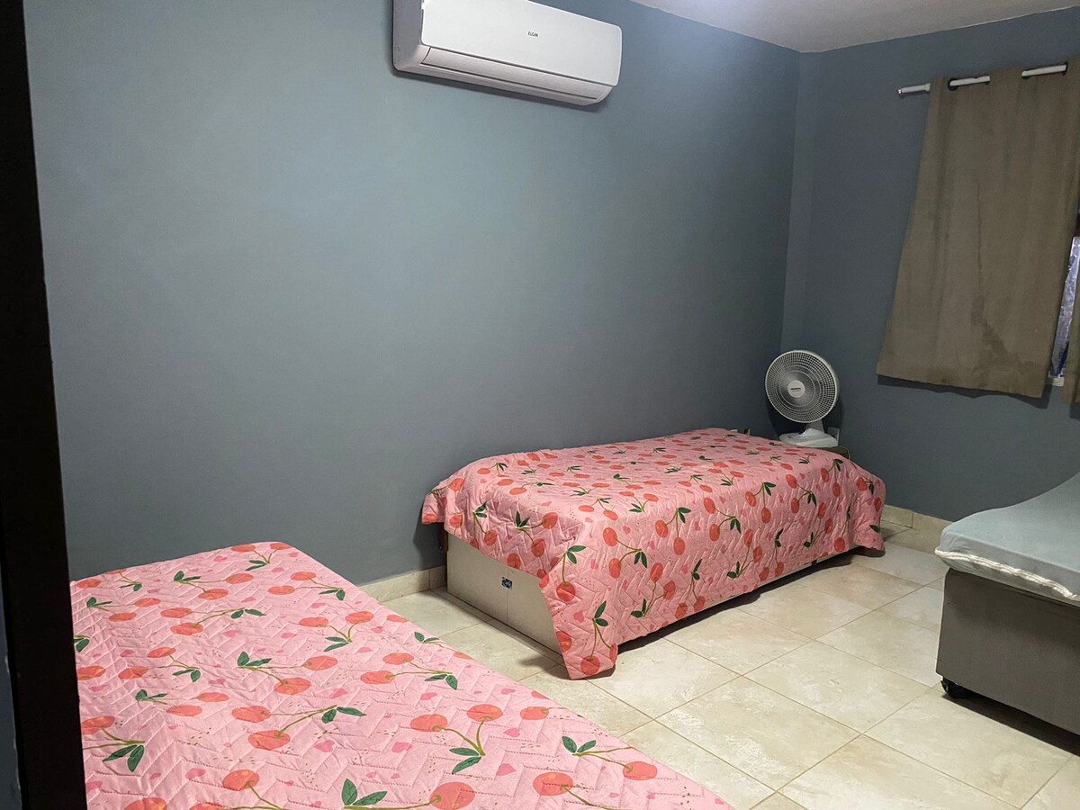 Suite con 1 cama doble y 2 camas individuales y aire acondicionado (planta baja)
