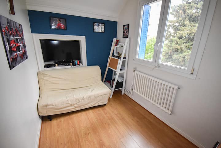 petite chambre à l'étage avec 1 lit 140cm (le clic clac a été remplacé par un vrai lit)