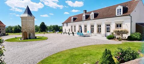 15-person cottage. Le Domaine du Lac with 5 bedrooms, 5 bathrooms.