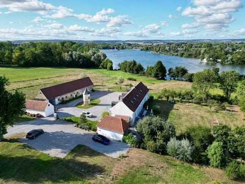 15-person cottage. Le Domaine du Lac with 5 bedrooms, 5 bathrooms.