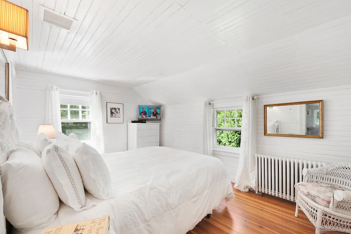 ห้องนอนหลักพร้อมห้องน้ำหินอ่อนในตัวและตู้เสื้อผ้าแบบวอล์คอิน Apple TV