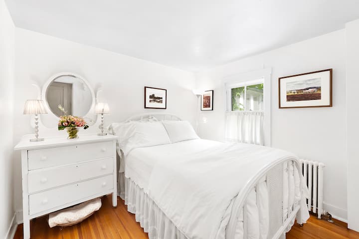 ห้องนอนชั้นแรกพร้อมห้องน้ำในตัว