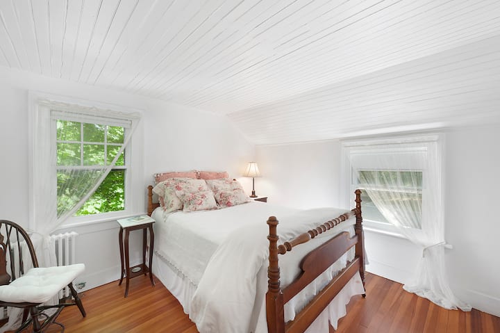 ห้องนอนคู่พร้อมตู้เสื้อผ้าและตู้เสื้อผ้า 