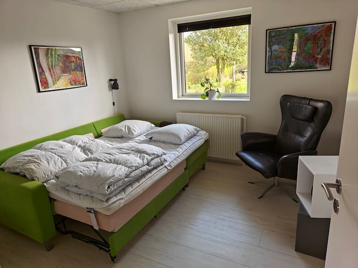 Værelse 2
Sovesofa med god topmadras 200X140