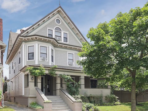 Great Location just blocks from Beach and Town