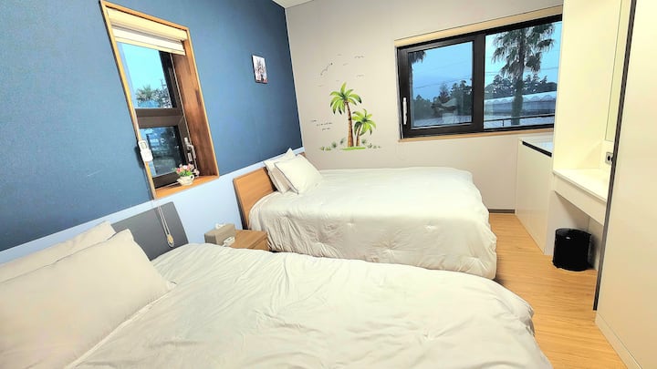 Habitación pequeña en el segundo piso (1 cama tamaño king/1 cama tamaño queen)

Vestidor