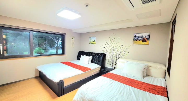 Habitación grande en la 1.ª planta

Cama grande tamaño «king»/cama tamaño «queen»