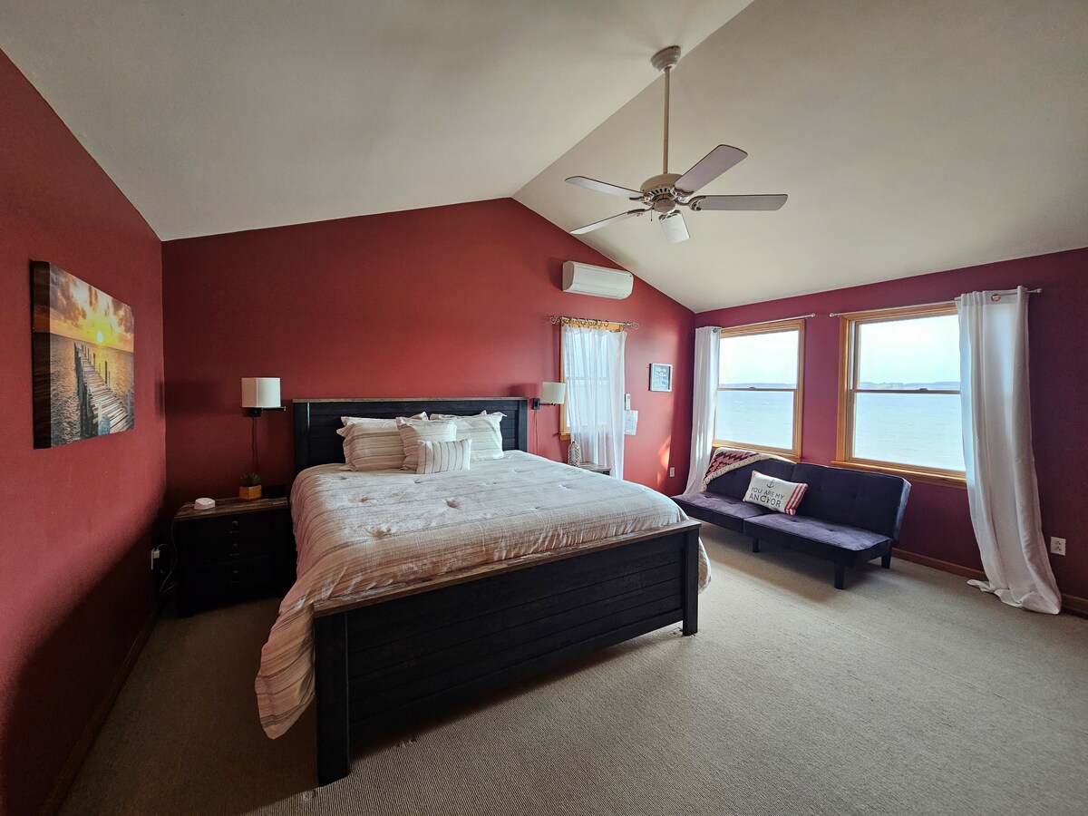New Luxury Lakefront Views-Retreat