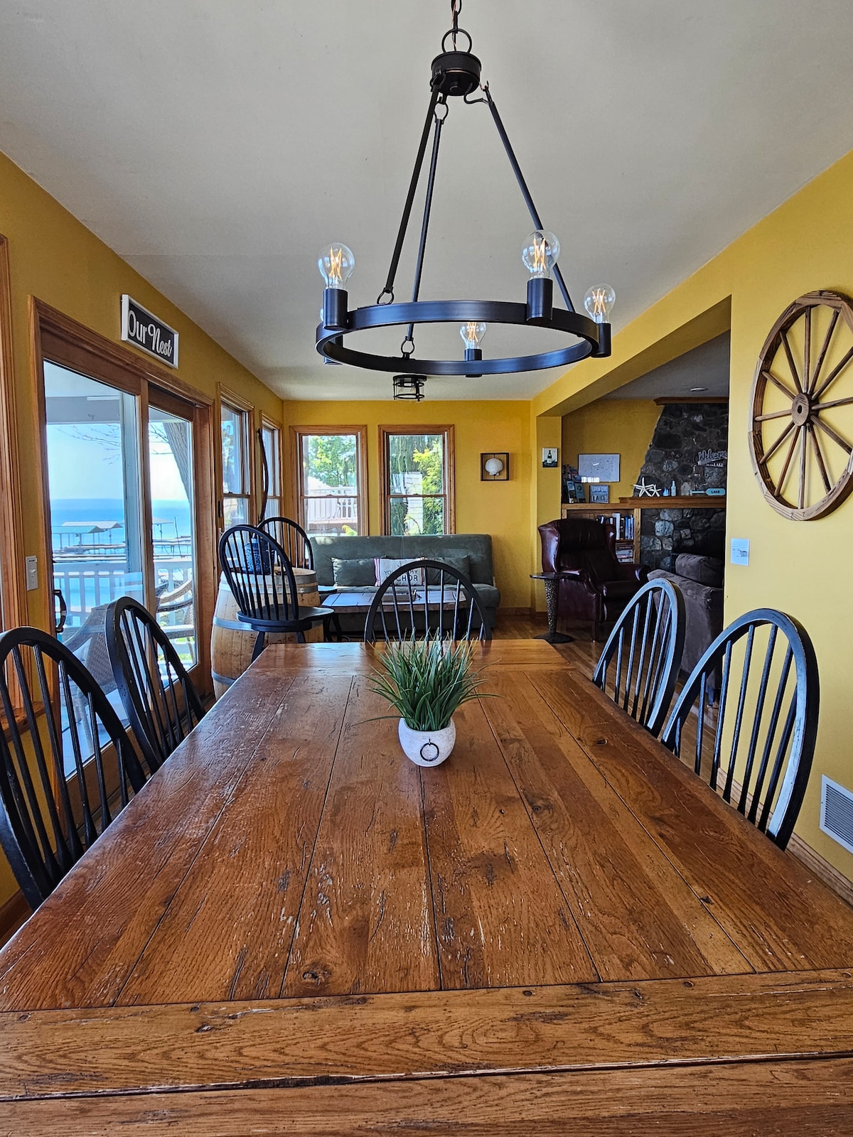 New Luxury Lakefront Views-Retreat