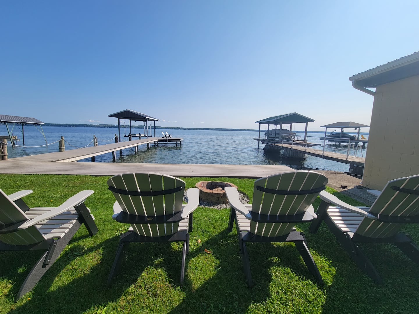 New Luxury Lakefront Views-Retreat