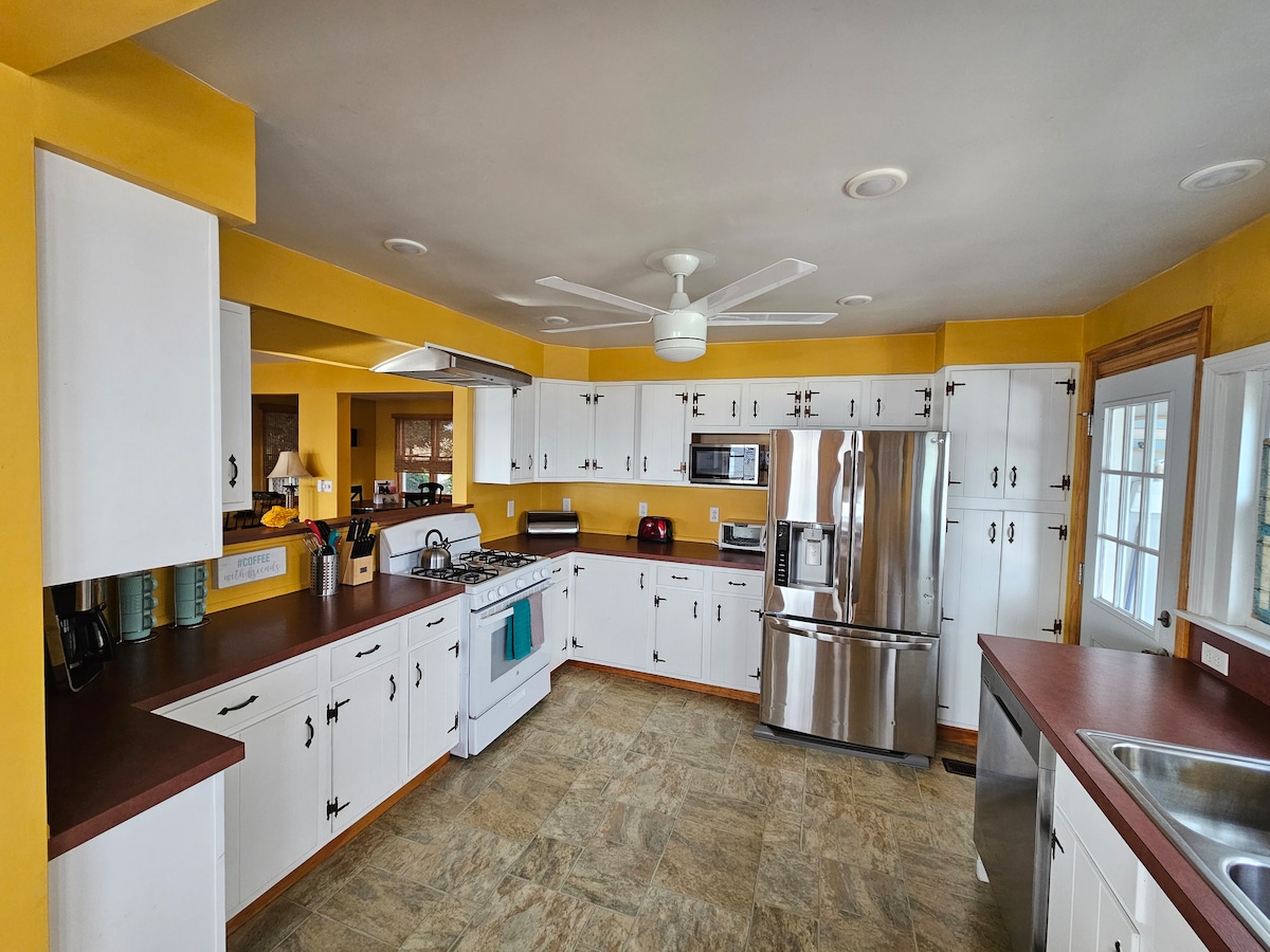 New Luxury Lakefront Views-Retreat