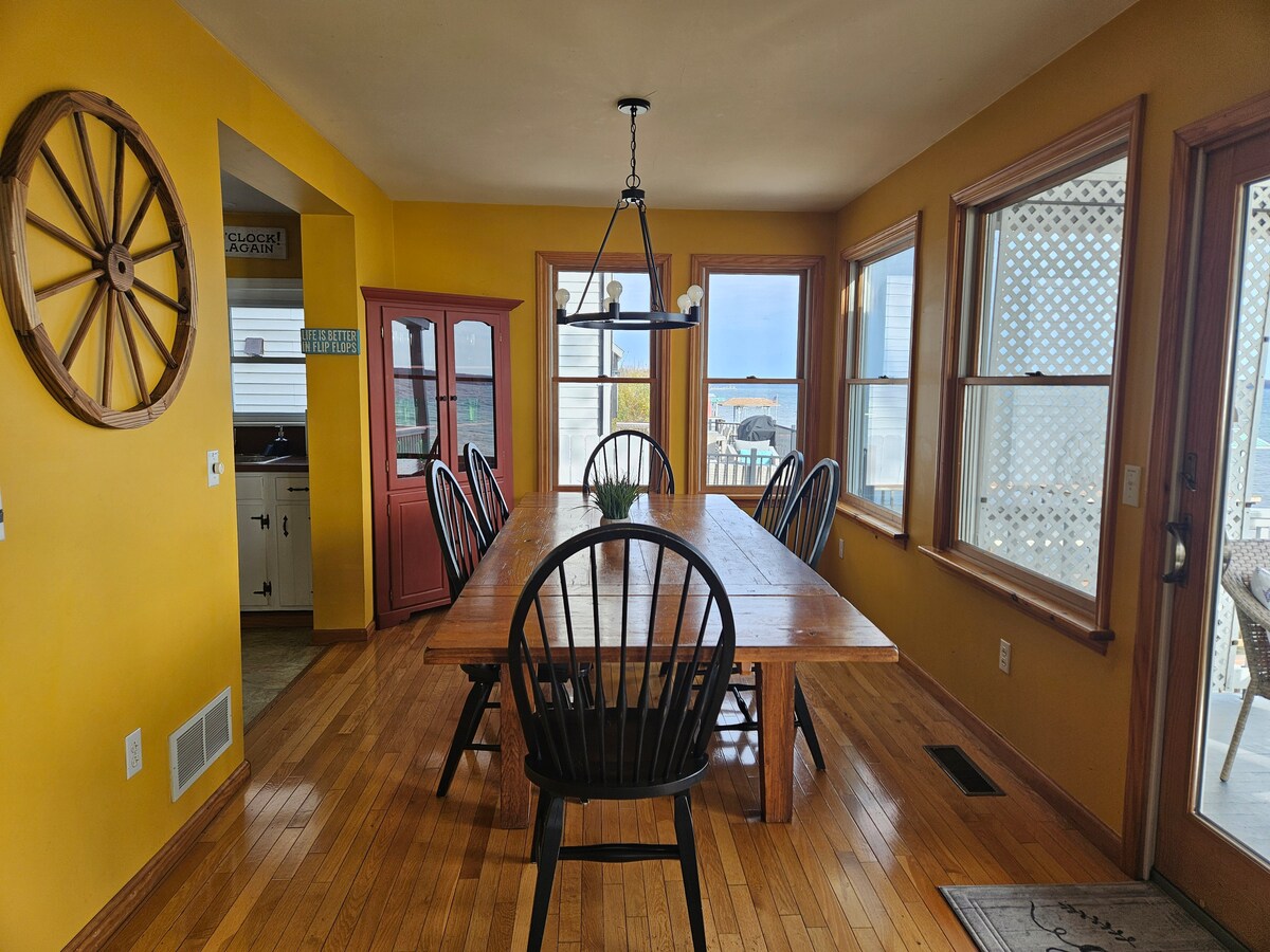 New Luxury Lakefront Views-Retreat