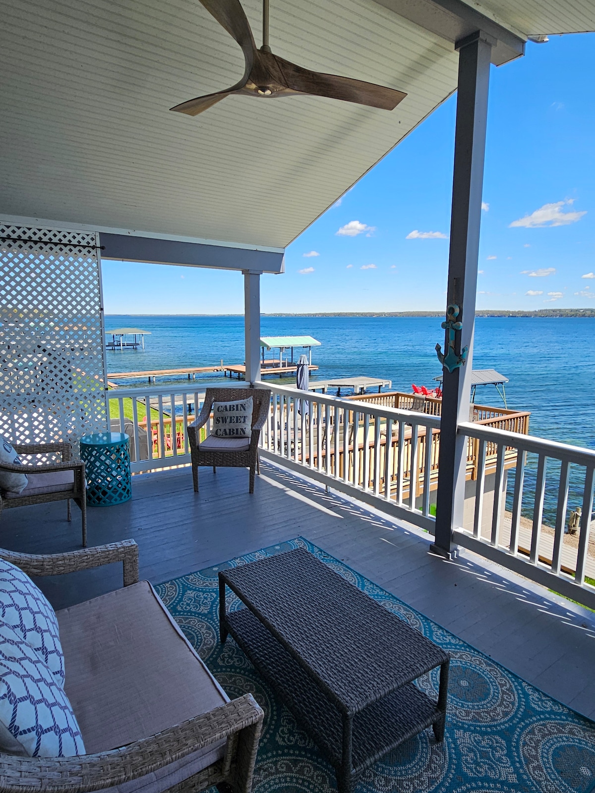 New Luxury Lakefront Views-Retreat