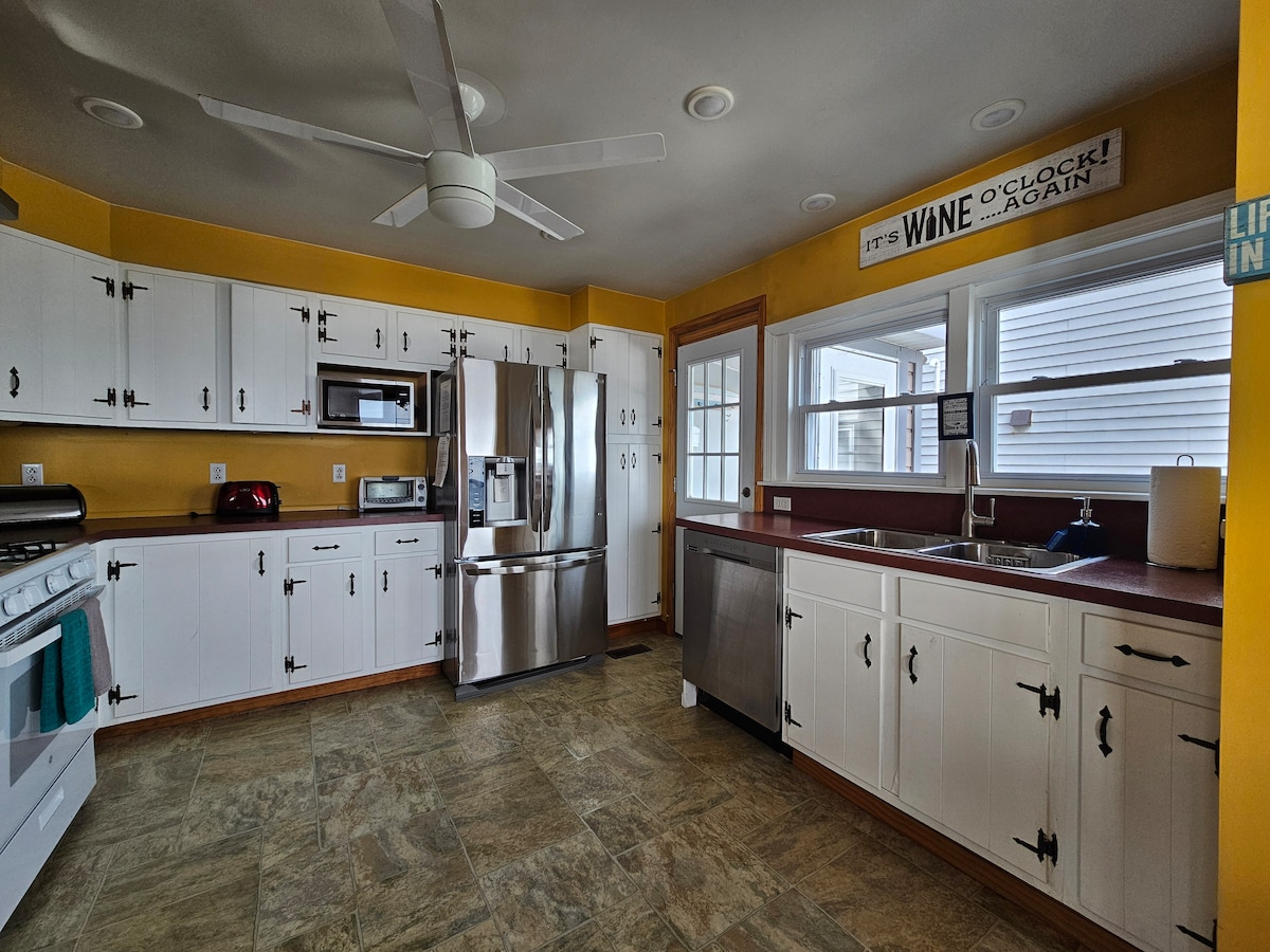 New Luxury Lakefront Views-Retreat