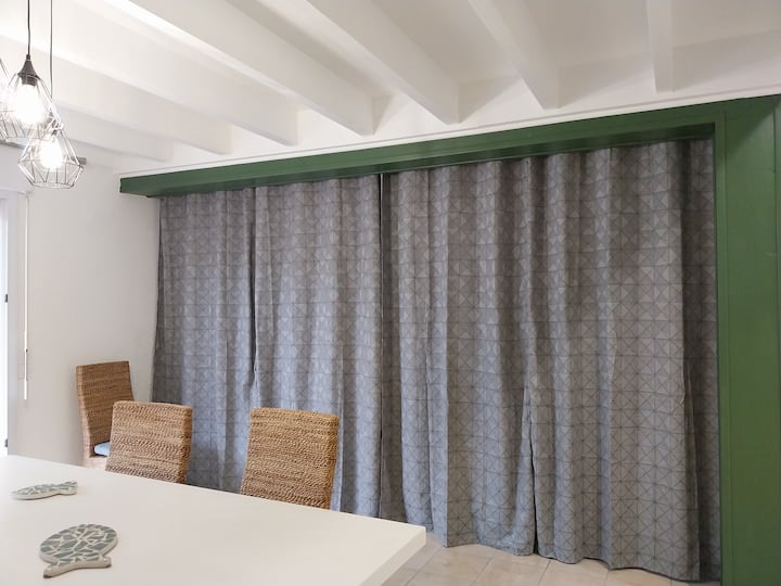 dhomë ndenjjeje e mbyllur që ofron një dhomë gjumi shtesë 