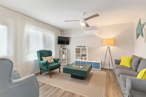 Top Airbnb: "Cottage Flair" in the Heart of Downtown Dartmouth in Downtown Dartmouth