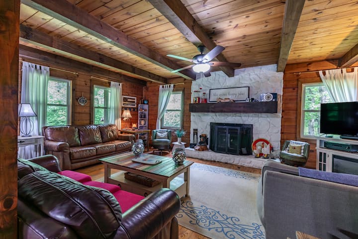 Creekfront Cabin Large Yard Near Vogel State Park - Blairsville, GA