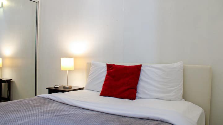 Sumérgete en comodidad en nuestra elegante habitación con cama Queen para dos, aire acondicionado y WiFi gratuito. Todo en el corazón de Ponce, para una estancia perfecta. 