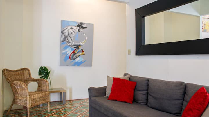 Este acogedor y elegante apartamento ofrece un espacio ideal para descansar y relajarse. Con una atmósfera tranquila, es perfecto para desconectarte y disfrutar de una estancia cómoda y placentera.