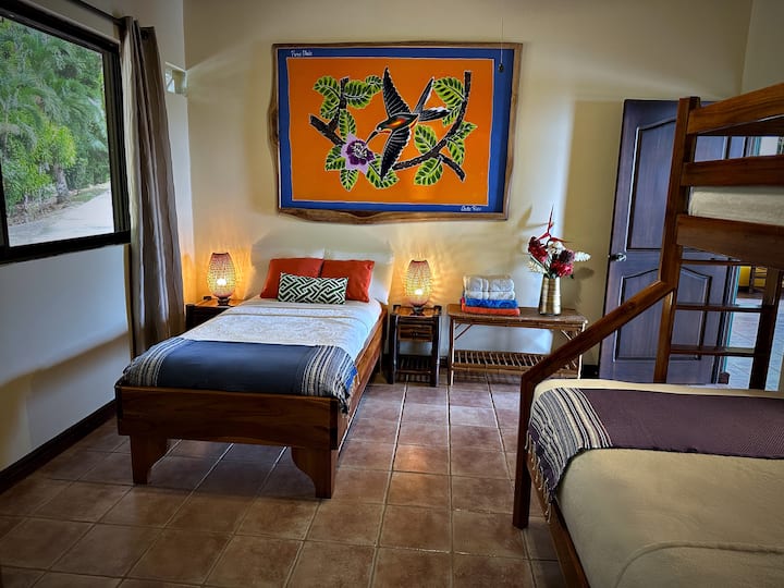 Kuća za goste br. 2 – soba Colibri – 1 krevet za jednu osobu i 1 krevet na kat s krevetom za jednu osobu na gornjoj i bračnim krevetom na donjoj polici (može spavati 3 – 4 osobe)