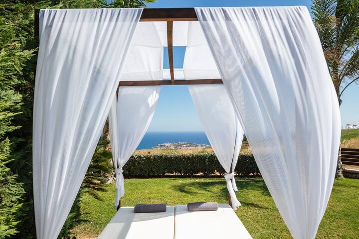 Sea & city views, heated pool and ping pong! gallery image 4