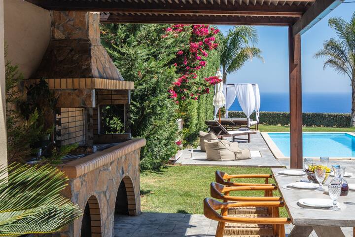 Sea & city views, heated pool and ping pong! gallery image 3