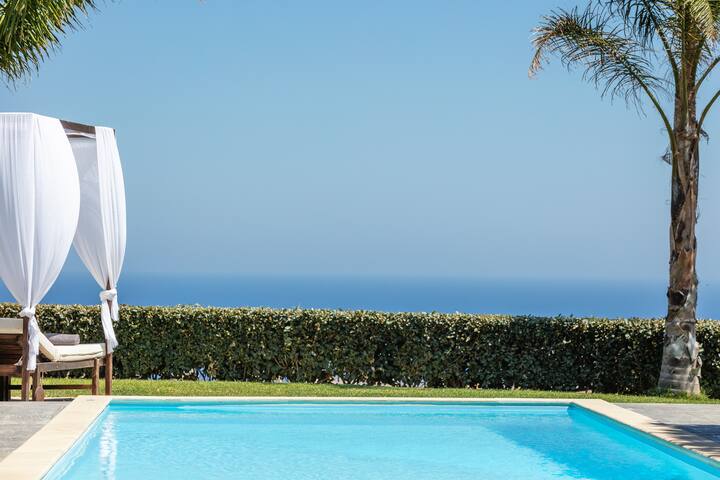 Sea & city views, heated pool and ping pong! gallery image 2