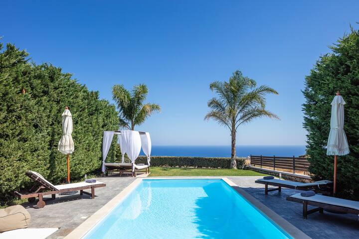 Sea & city views, heated pool and ping pong! gallery image 5