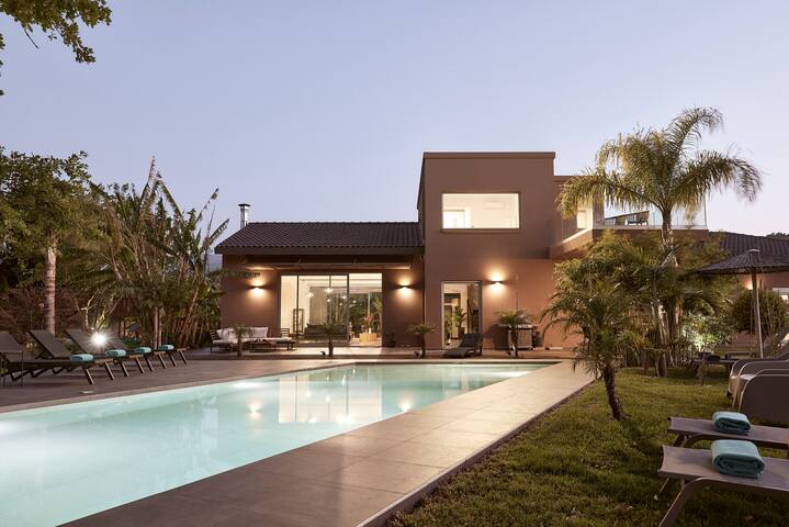 Jacuzzi*18sleep*Heated pool *2 CarsRental Included gallery image 5