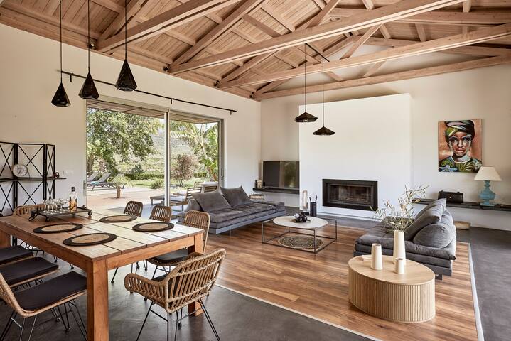 Jacuzzi*18sleep*Heated pool *2 CarsRental Included gallery image 2