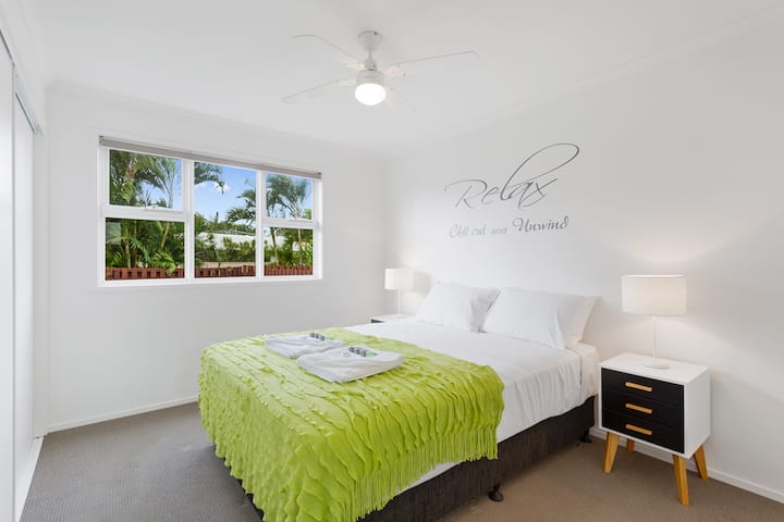 Segundo dormitorio principal con cama tamaño queen y lujosos protectores de colchón con la parte superior acolchada.