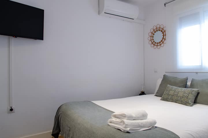 בנוסף, יש לנו חדר שינה נוסף עם מיטה זוגית נוחה, המציע מרחב נוסף להירגע ולנוח בנוחות מוחלטת במהלך שהותכם בסביליה.