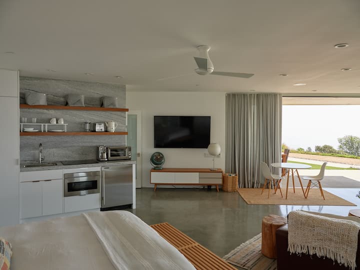 Mid-century Malibu Studio | Ocean View Retreat - Malibu, CA