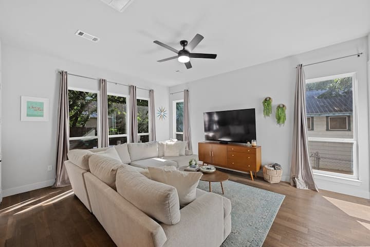 LUXE House Downtown East! Incredible walkability!