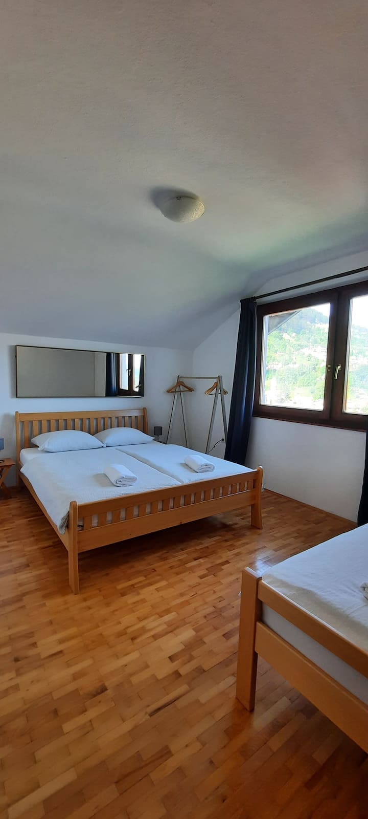 Rena handdukar och sängkläder förbereds före ankomst.