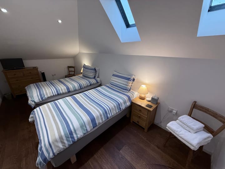 Bedroom 3 with 2 single beds