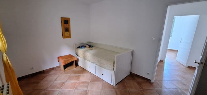 Единечен кревет (широк 150-179 см) во брачен кревет (широк 180
Обезбедете чаршафи широки 160 см