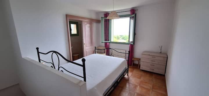 Кревет од 140 см со поглед на море