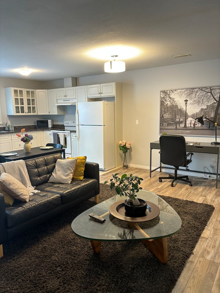 Contemporary Walnut Grove Suite - Canada