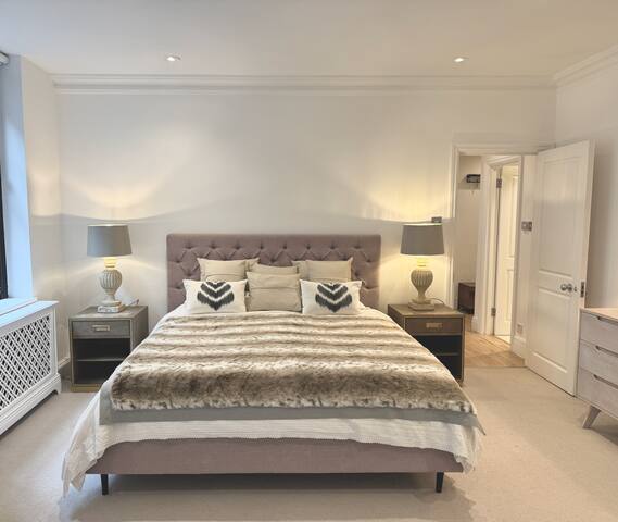 Chic Belgravia stay with concierge & gardens gallery image 3