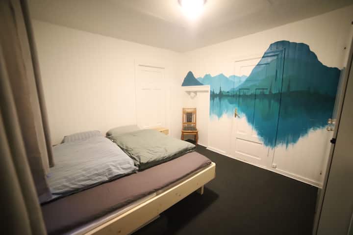 Spálňa1 (king size 180x200) 
Krásna horská kresba na stene ;)